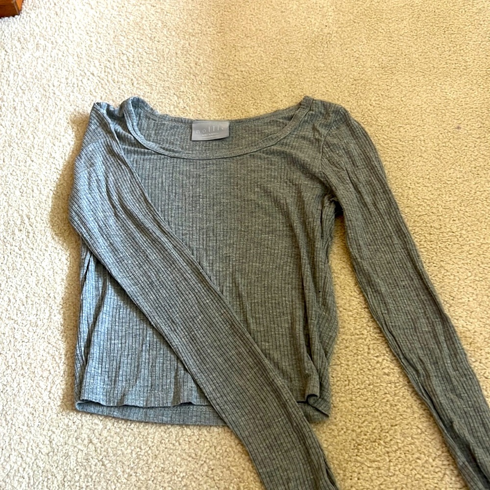 grey top
